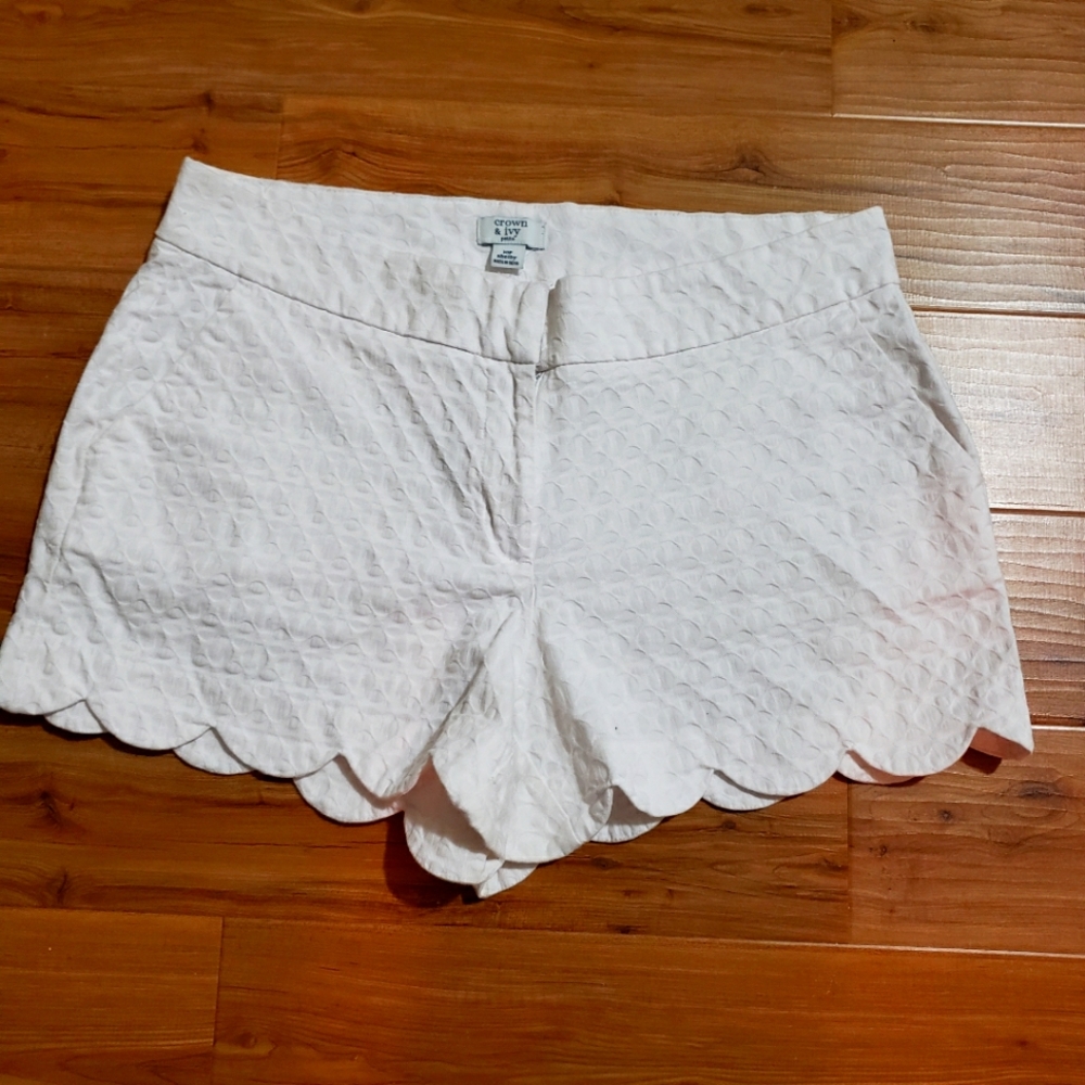 CROWN & IVY Shelby Scalloped Shorts 10P